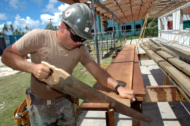 charpentier-BEAULIEU SUR MER-min_worker_construction_building_carpenter_male_job_build_helmet-893290